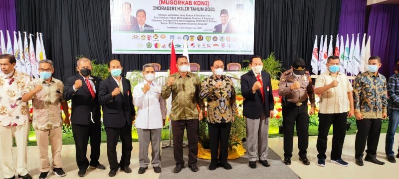 <p>Foto bersama Bupati Inhil Drs HM Wardan MP bersama pengurus Koni Riau, Koni Inhil dan Pengurus Cabor</p><br />
